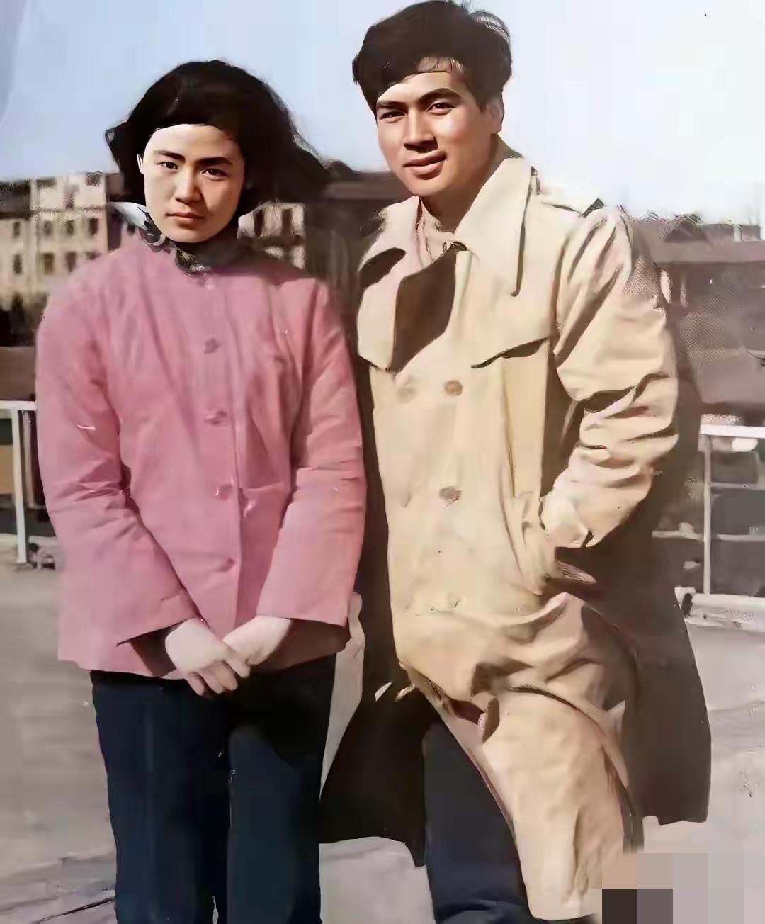 当年拍摄电影《牧马人》时，演员朱时茂前往车站迎接女主角丛珊，这张照片便是他接到丛