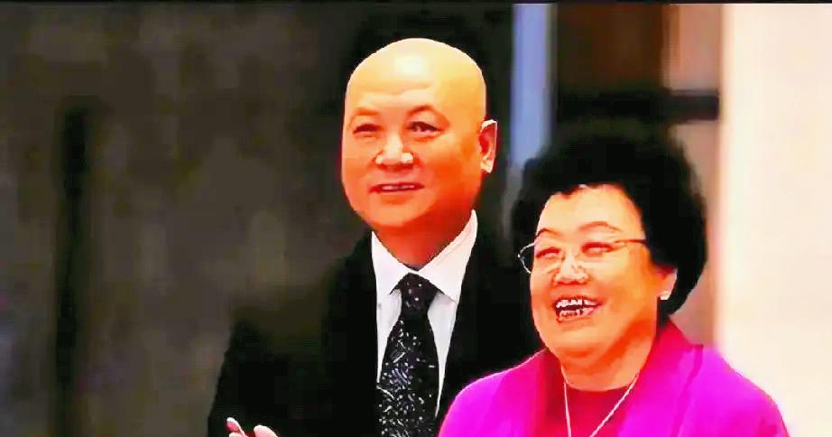 73岁的迟重瑞，参加完妻子葬礼，回到紫檀博物馆。望着满屋千年古木，突然发现，自