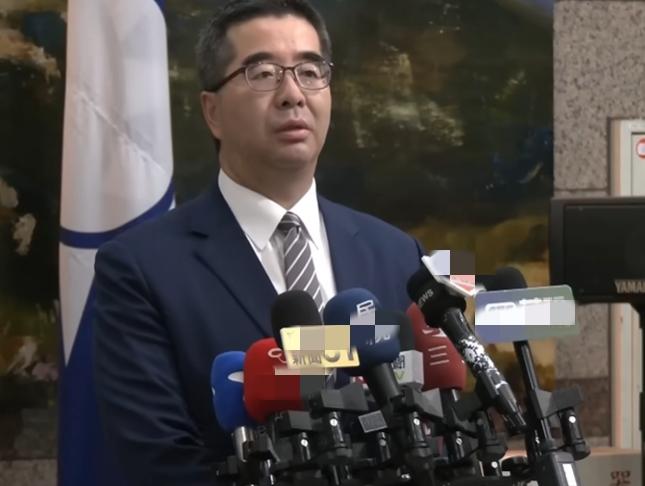 萧旭岑今天上午召开了记者说明书，他澄清自己从未碰过钱，不可能有什么经济问题，事情