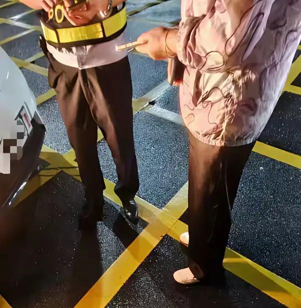 这就是贪心惹的祸！珠海火锅店“捡手机”事件背后的真相想象一下，你和朋友正开心