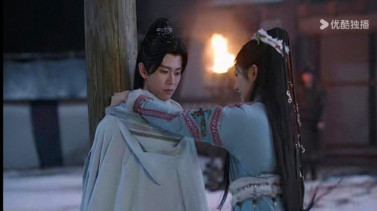 见证了嘉伦打造的无数作品。敏佳郡主给萧焕披上那件披风，我心里就串戏到了《流水迢