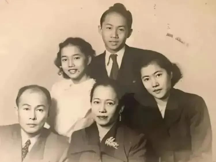 图一是帕查拉公主的太姥姥一家，太姥姥曾是著名演员，太姥爷是大导演；图二是帕公主
