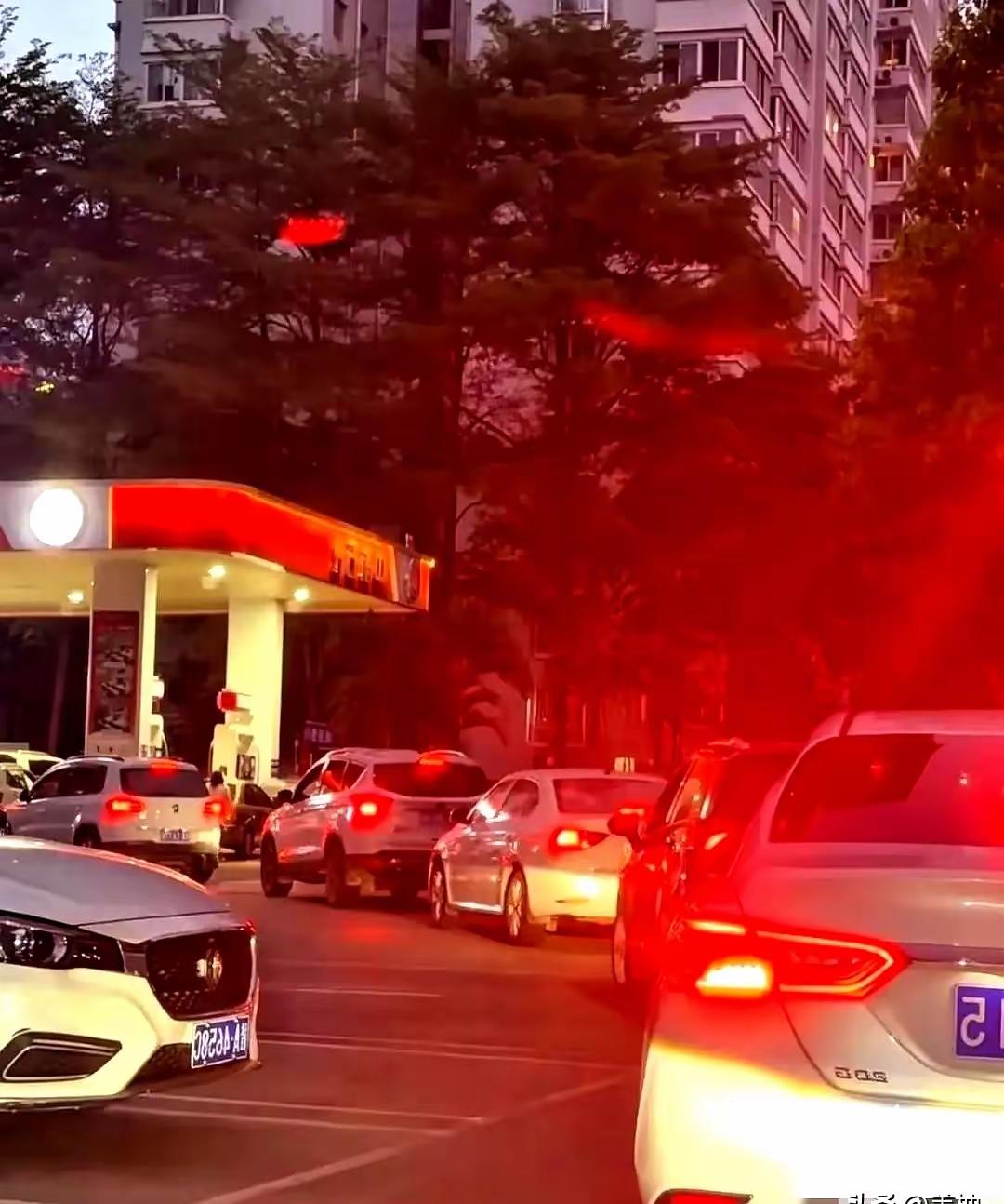 4月12日油站又排长队，有人笑，我笑不出来4月12号那个周末，全国好多加油站