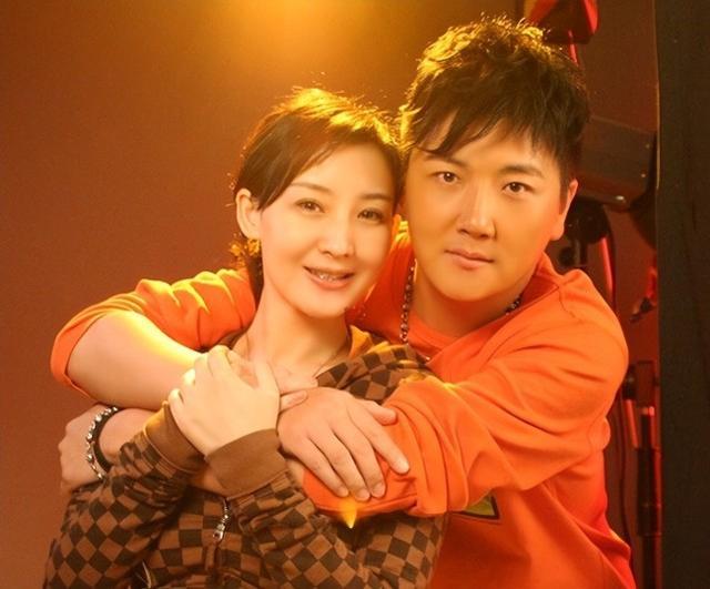 1999年，成名后的孙楠抛弃了同居10年的女友辛欣，转身娶了神交已久的买