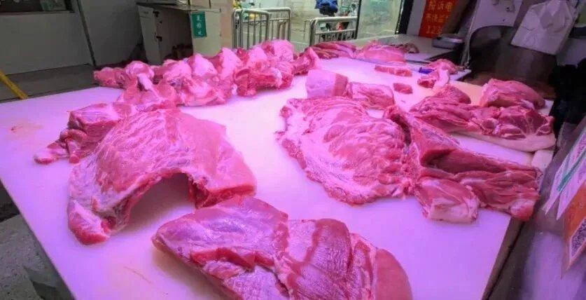 4月15日，《农民日报》发文质问：明令禁止两年，菜场“美颜灯”为啥一直关不掉？