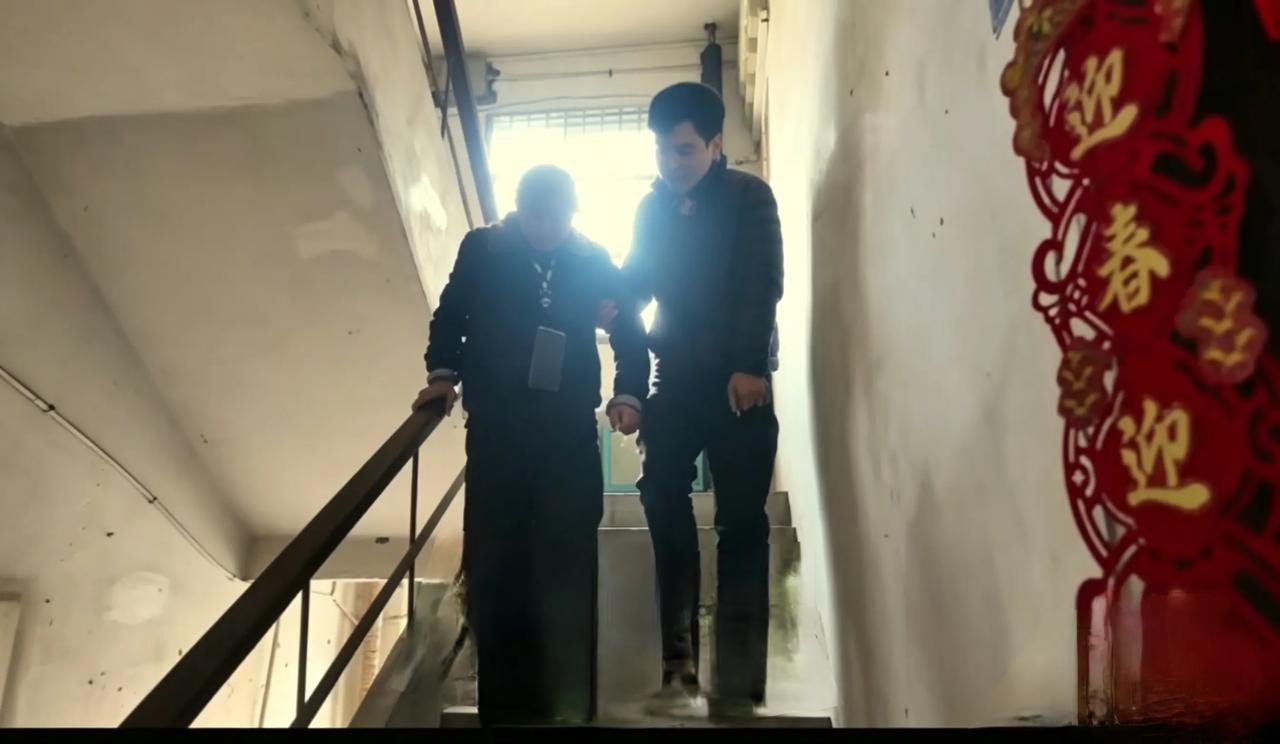 36岁男子专职当“孙子”，这份工作为何让人争议？36岁的大男人，每天准时上门