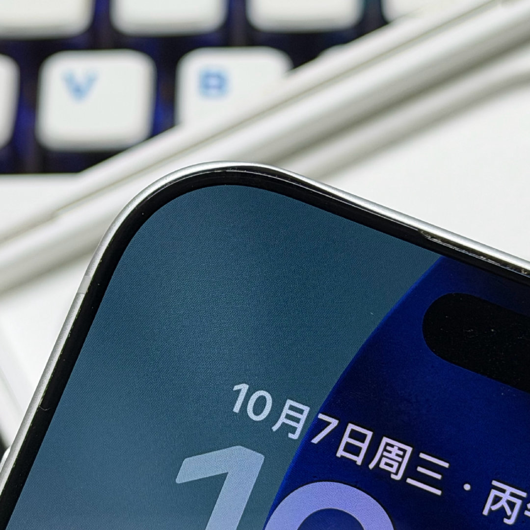 iPhone17ProMax不仅软且还重，软到什么地步？戴壳都然并卵，一样变形，这台白色若不戴壳，回