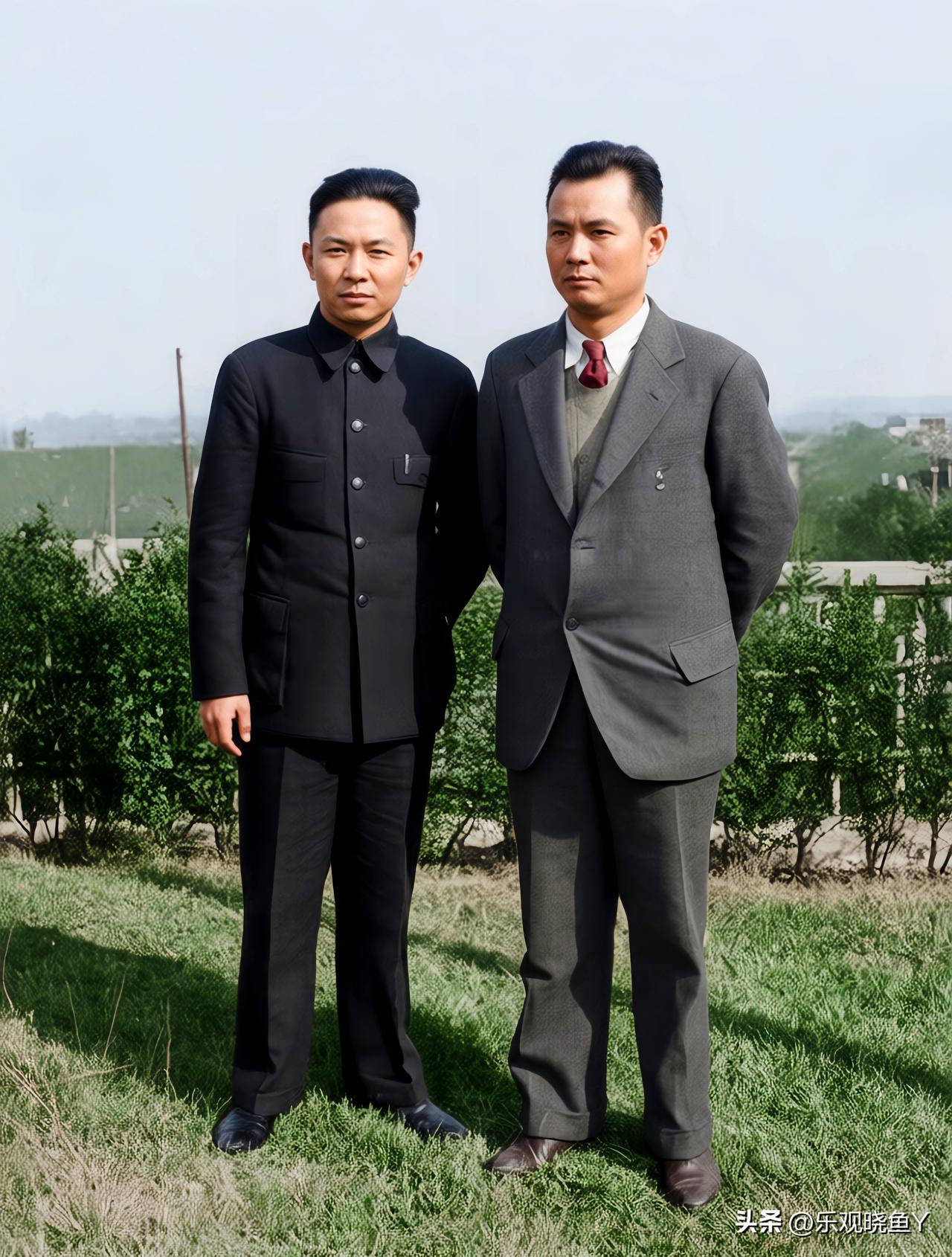 一九三八年，武汉，叶剑英元帅与弟弟叶道英的珍贵合影。这绝非演戏，也绝非电视里的演