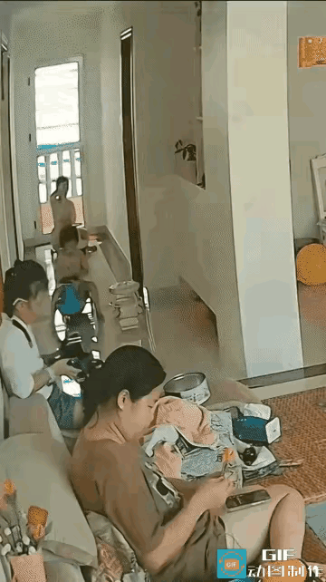 你楼上的邻居是这样的吗？如果是你遇到，你该怎么办？