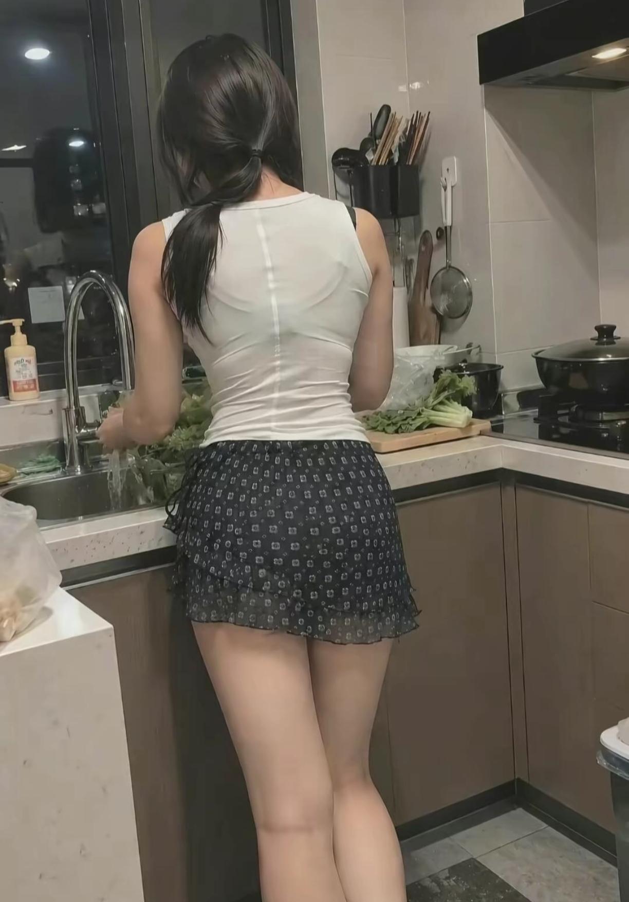 漂亮女孩摘菜做饭。