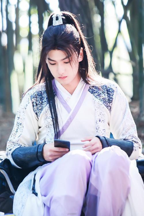 桓振出生于桓氏家族，这是东晋时期一个极具影响力的世家大族，家族对他的一生产生