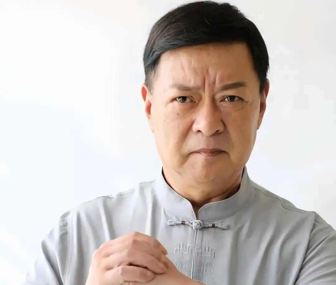 迟志强出狱后回长春电影制片厂报到，门卫大爷一句“你还回来干啥”把他噎在原地。