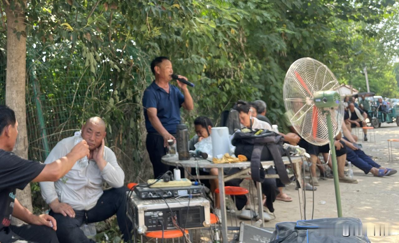 一个老大哥五天前去世今天下葬，他的死可算是可遇而不可求的完美离世。他今年恰巧