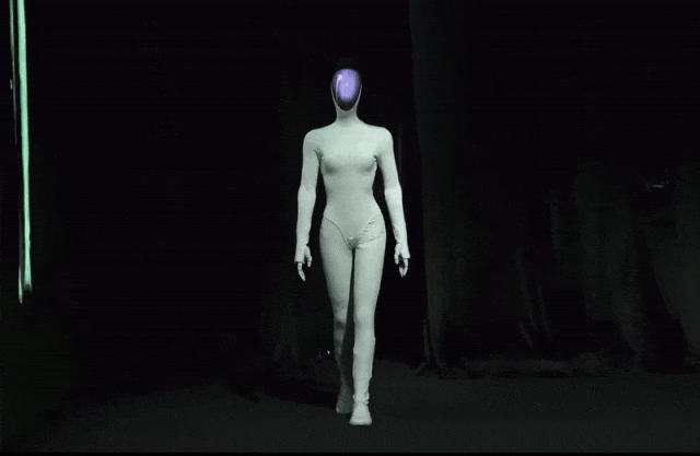 第七届小鹏科技日活动现场，全新人形机器人IRON正式亮相。这款身着银灰色仿生外壳