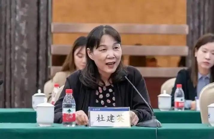 宗庆后当年重用杜建英，确实不是没有原因。18亿美元是什么概念？换成普通人，别说1