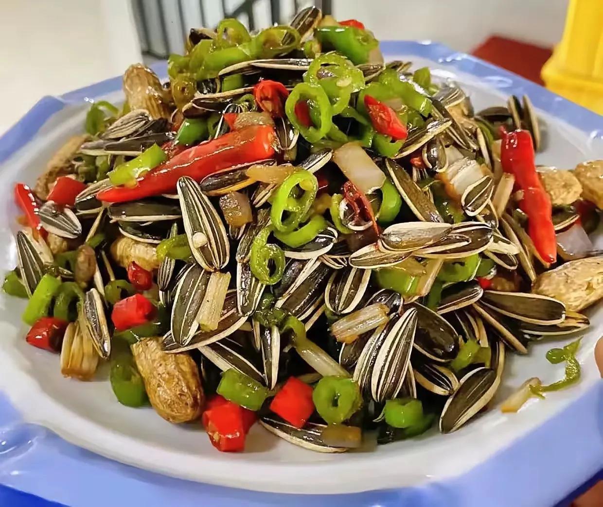笑死我了网上刷到的这居然还能炒一盘菜吗？不知道味道咋样啊？[笑着哭]