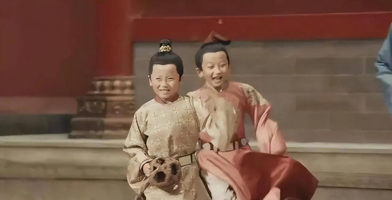 今日话题：朱元璋的孙子这么多，为何唯独疼爱朱雄英？？？网友甲：朱雄英可是从坤