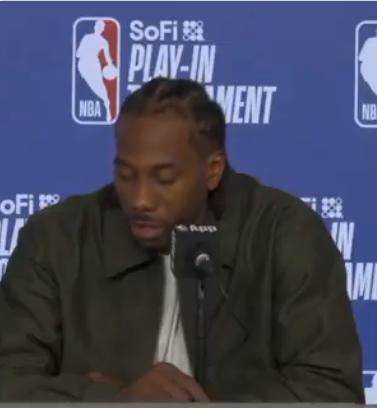 追梦格林的防守对于勇士队的重要性，伦纳德赛后说：“格林，他是名人堂级别的防守者。