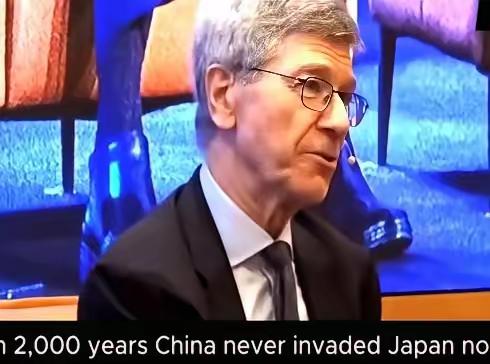 掌声把屋顶掀翻那一刻，美国教授只丢下一句话：中国两千年没动过日本一根指头，日本却
