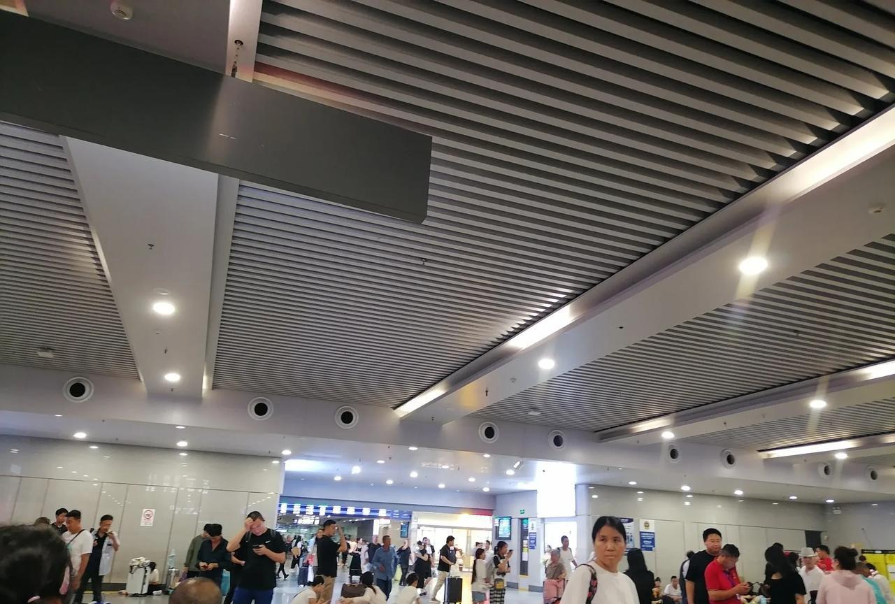 上海站今天人真多，有网友告诉我说本地人管上海站叫新客站，是相对老北站而言的，但是