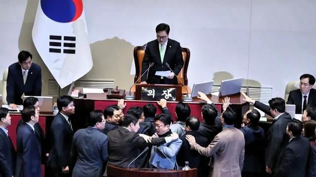 联合国大会现场鸦雀无声，朝鲜代表质问战败国凭什么入场？瞬间引爆全场。朝鲜代表在联