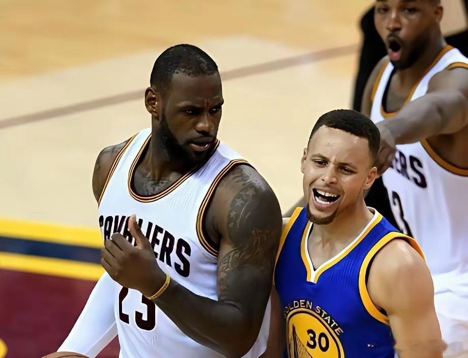 美媒晒出詹姆斯和库里的交手战绩，不少人说库里被詹姆斯全面碾压？真相其实是这样：两人一共交手55次，库