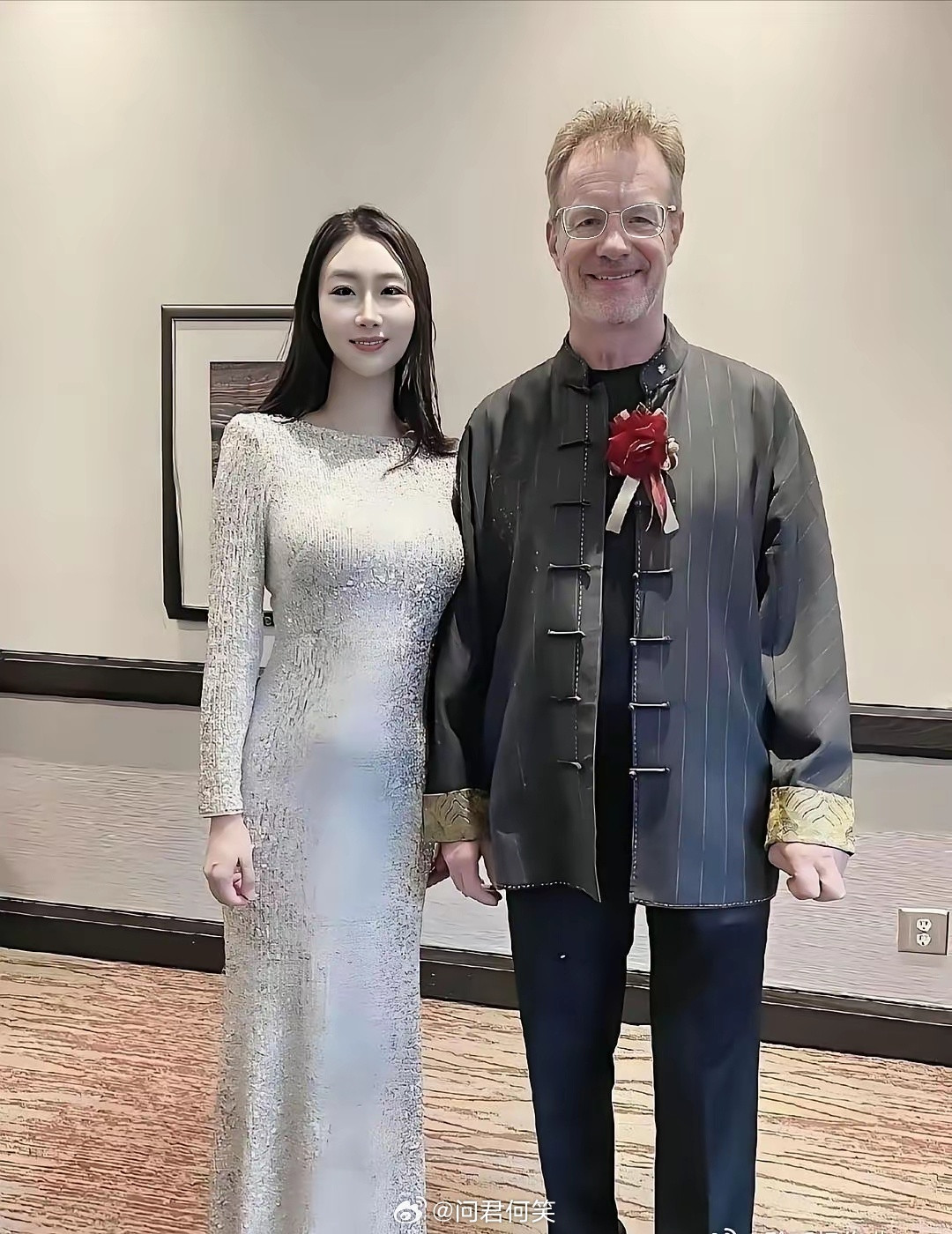 洋相声演员大山和中国妻子同框，妻子年轻又漂亮，完全看不出是两个孩子的妈妈。和大山