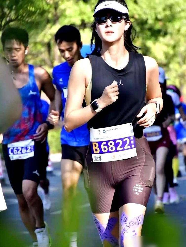昨晚去公园夜跑，我差点以为自己误入了什么国家队选拔赛。说真的我太懂这种感受了