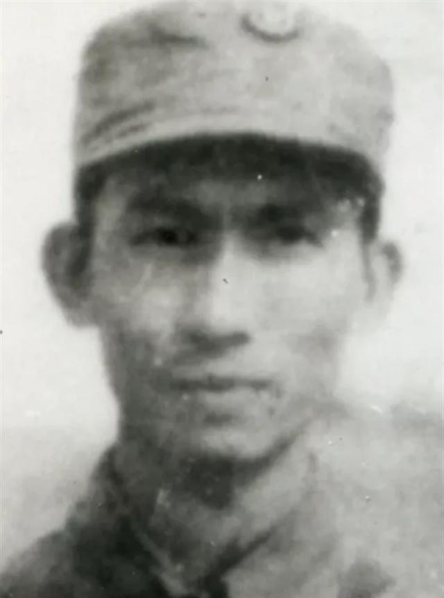 1942年，八路军营长率部打了胜仗，一个警卫员拿着刚缴获的手枪，兴致冲冲地跑了过