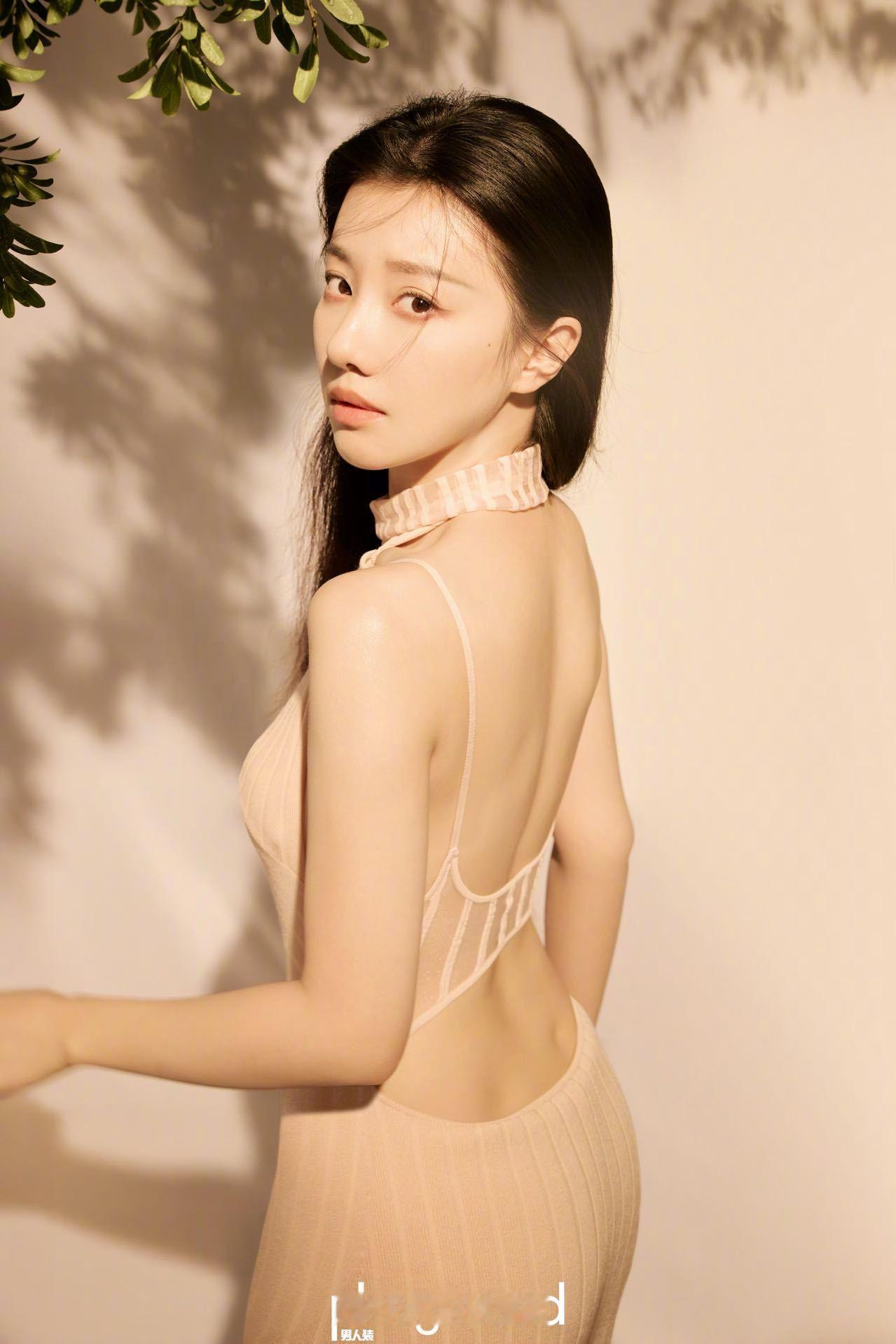 没认出来这是王鹤润这就是天生演员脸吗？最新杂志大片，红唇卷发、白衬衫都是权威级