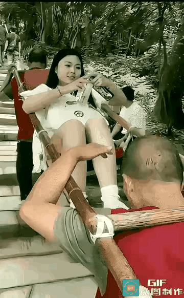 坐抬杆的美女和大爷对话！●美女:大爷，你要累了就把我放下歇会●大爷急了:丫头