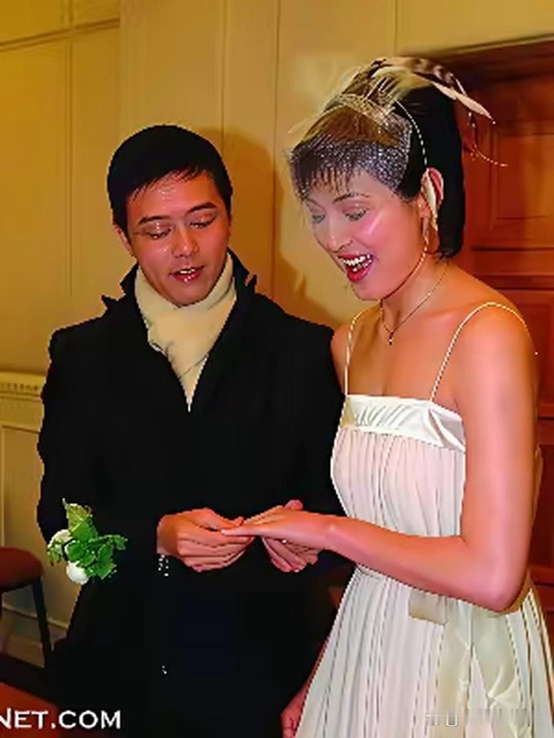 张延结婚时候的婚纱，头纱都不好看，不仅仅是简单的问题，而是不好看，感觉很不用心，很潦草，得过且过的打