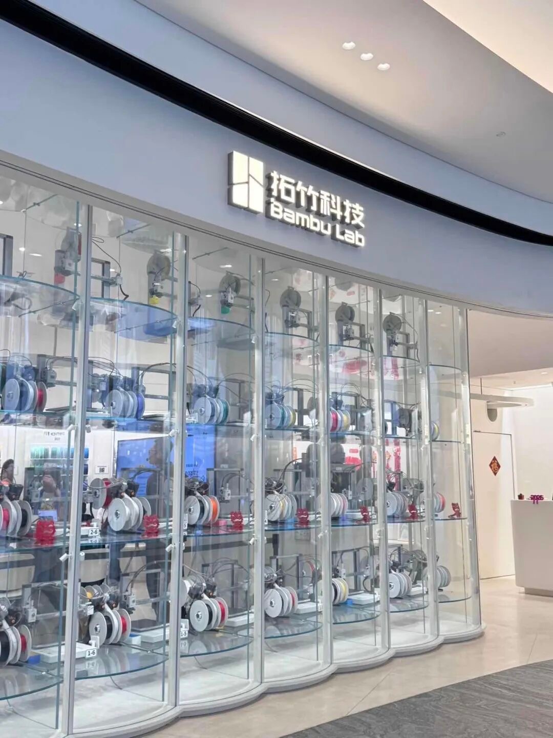 深圳湾万象城最火的一家店，拓竹科技门店。拓竹创始人陶冶，曾在大疆深耕多年，另外四