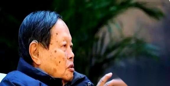 我跟你说个事，你可能不知道。杨振宁办公室的保险柜，打开，里面不是什么机密文件，