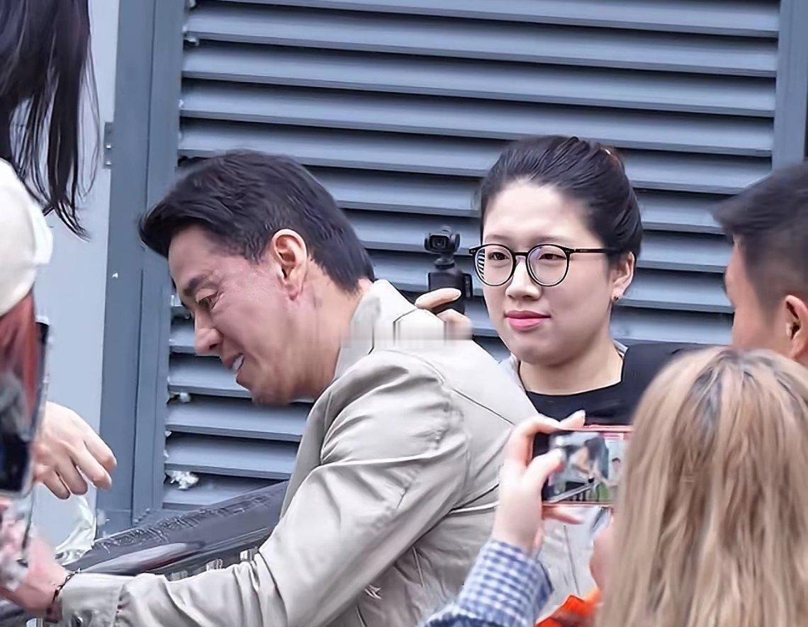 一线顶级歌手，在路人视角下竟然差点让人认不出来是谁了。