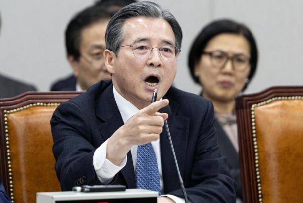 韩国媒体消息，总统政策室长金容范在国会质询中因被提及女儿全租房问题，与国民力量党