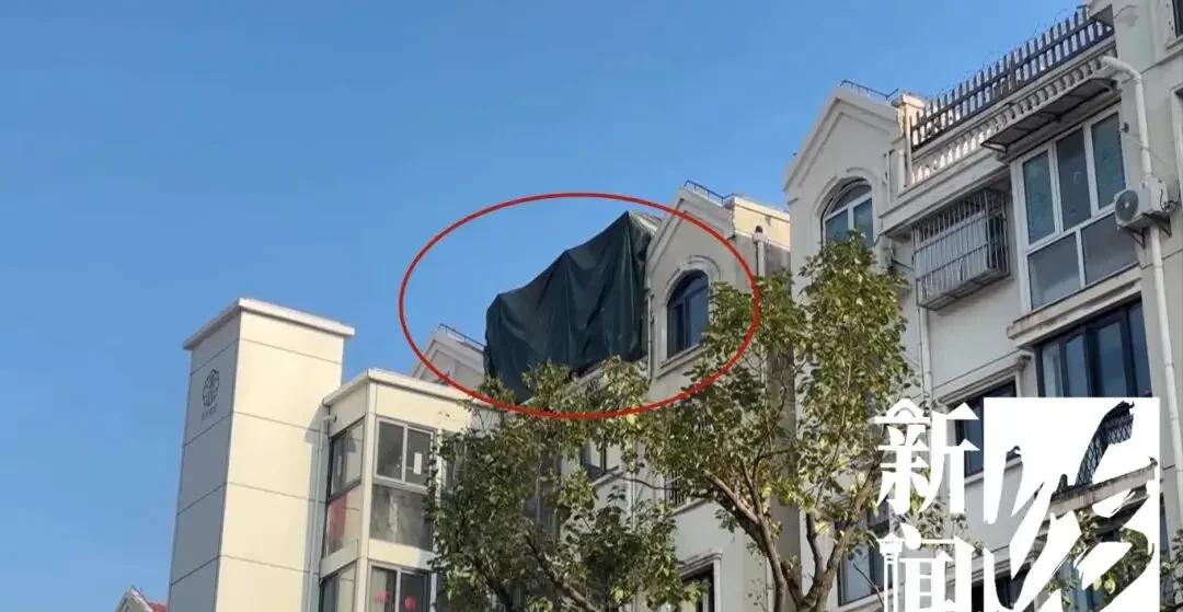 🌙太猖狂了！上海，男子看到小区某栋楼楼顶罩着块黑布，明显属于违建，他正义感爆棚