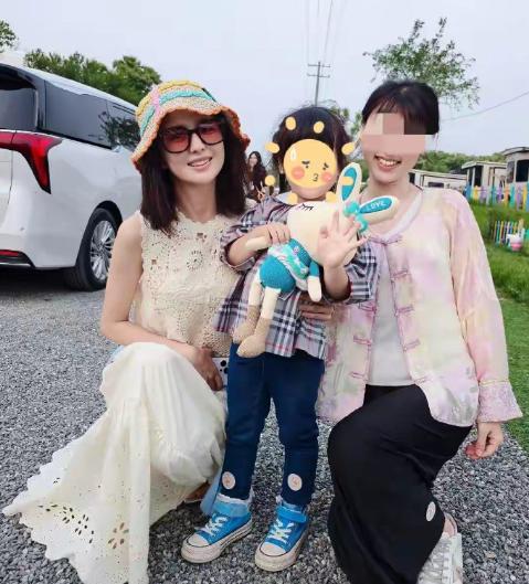 离婚后处成佟丽娅和陈思诚这样的真不多！两人六一还合体带娃！有人在露营庄园被偶