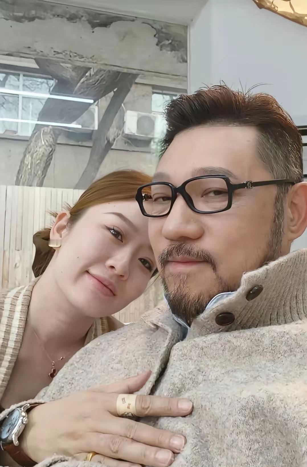 最近在北京赛场火出圈的法拉利大叔许文飙，带着老婆回杭州老家啦！57岁的他状态超棒