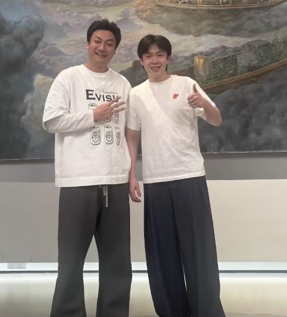 王楚钦脚上那双鞋，被扒出是品牌方还没官宣的新品。网友炸了：透气性这么差，运动员