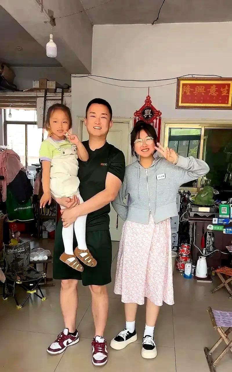 我舅刚结婚那会儿月薪一万，后来涨到一万三，舅妈却嫌钱不够花，撇下四岁女儿离了婚。