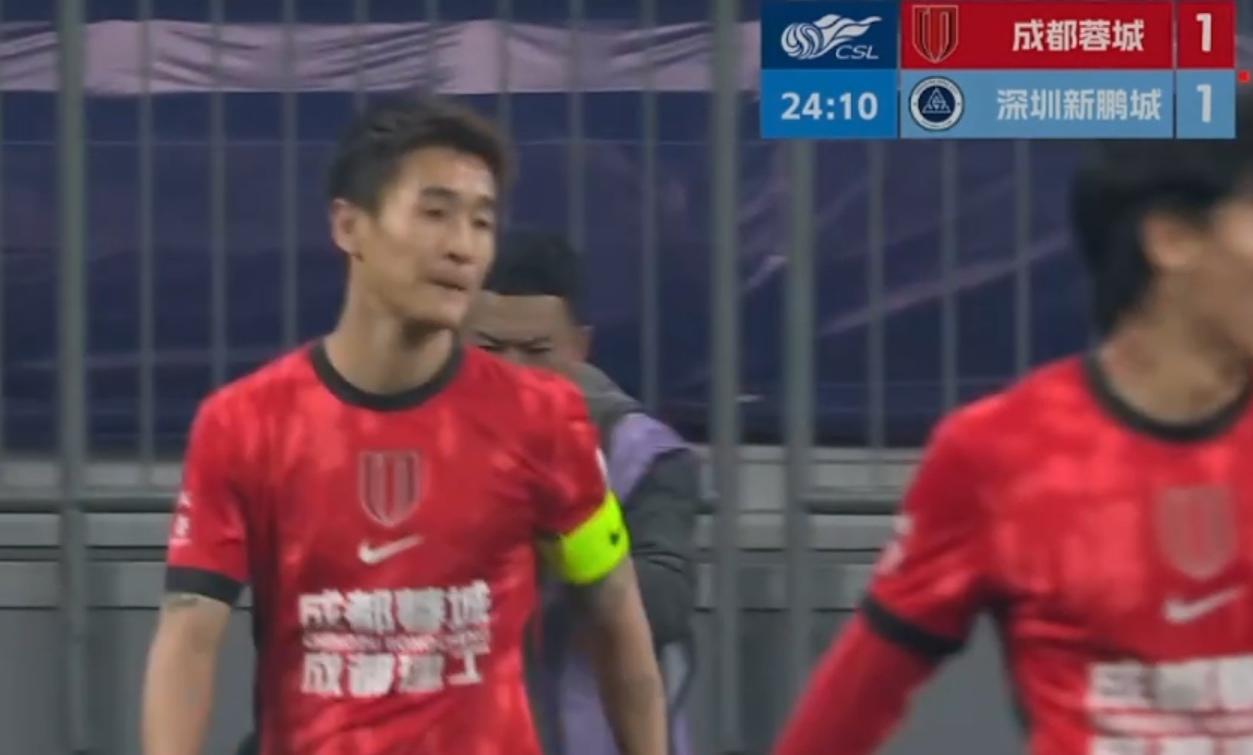 深圳新鹏城闪击率先破门，第5分钟：阿代米禁区晃过2名防守队员抽射破门，深圳新鹏城