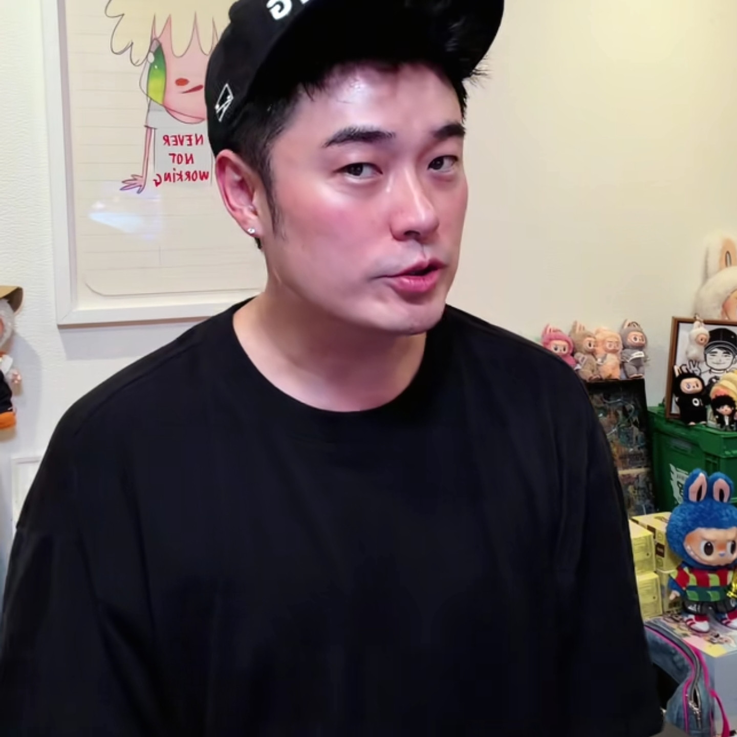 陈赫在直播的时候说出了六句话。疼得连站起来都困难。17年的综艺节目经历换来了一个诊断报告。陈赫最近的