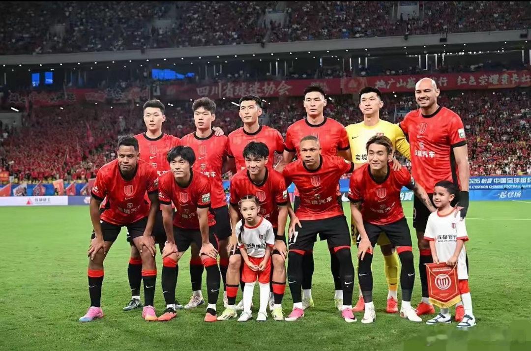 成都蓉城现在其实已经稳拿冠军了，就算后面剩下的比赛全败，大连人也不可能完成反超，