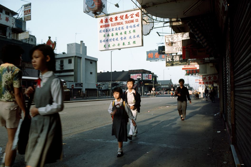 1985年，香港的街头，上学的孩子。