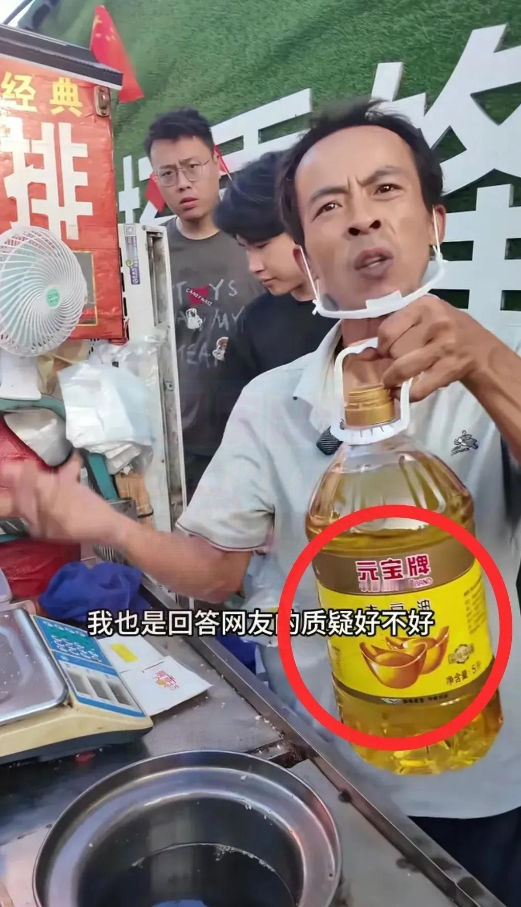 家人们谁懂啊？路边摊六块钱的炸鸡排用的都是非转基因油，人均消费大几十的西贝居然在