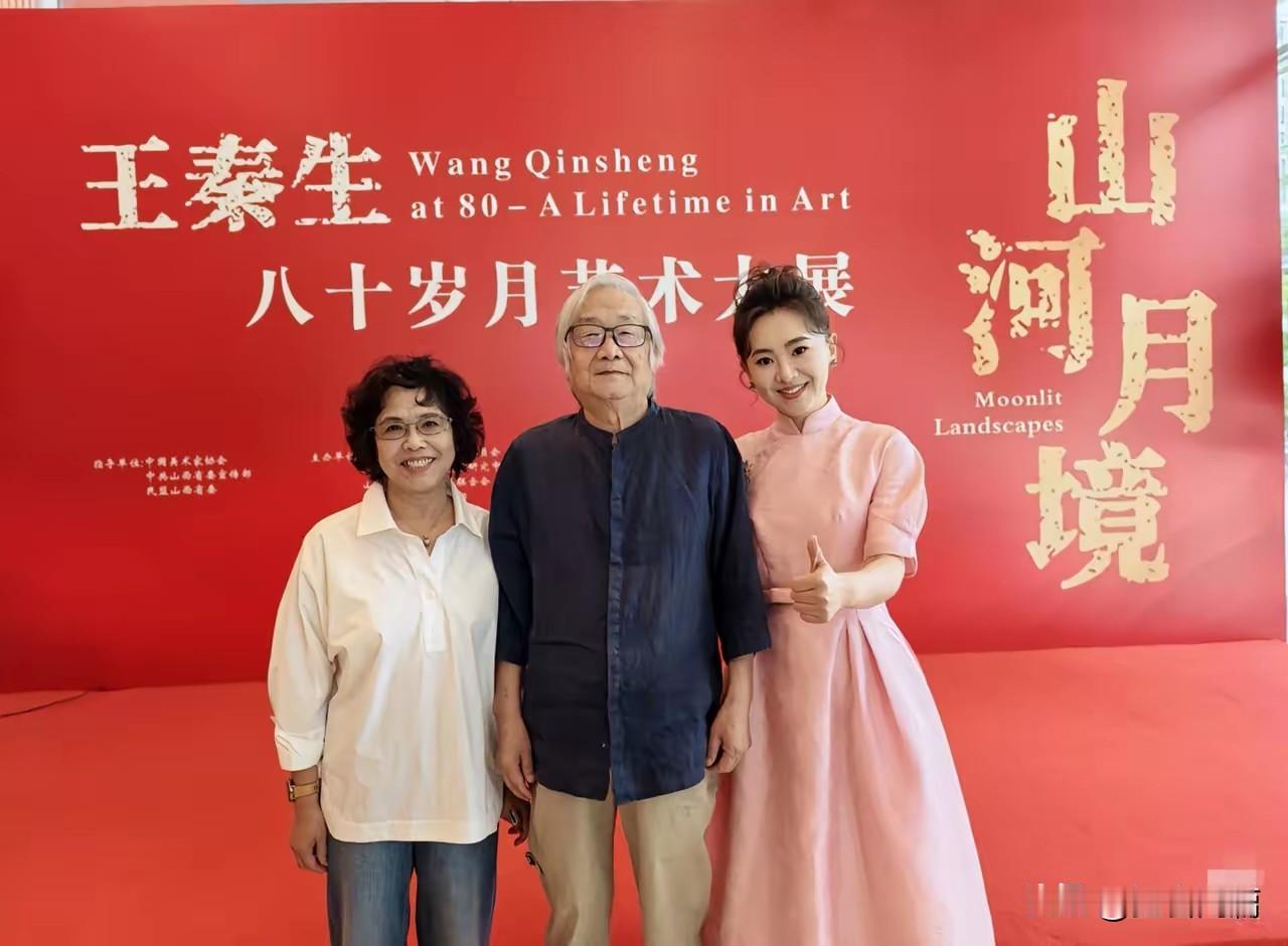 月亮姐姐的父亲是一个画家，自从她离开央视开启了自媒体以来，父亲就成为了她视频当中