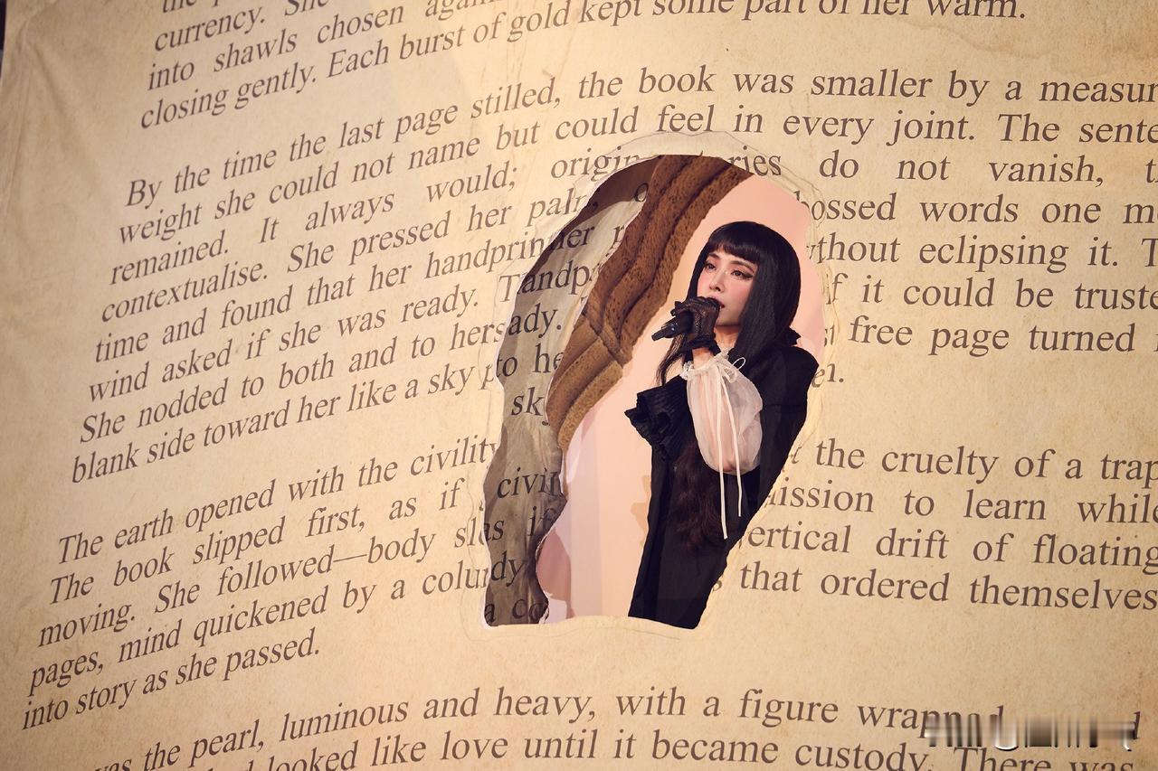 蔡依林演唱会这一part最牛，她从巨型书里出来，视觉上就很有震撼力。