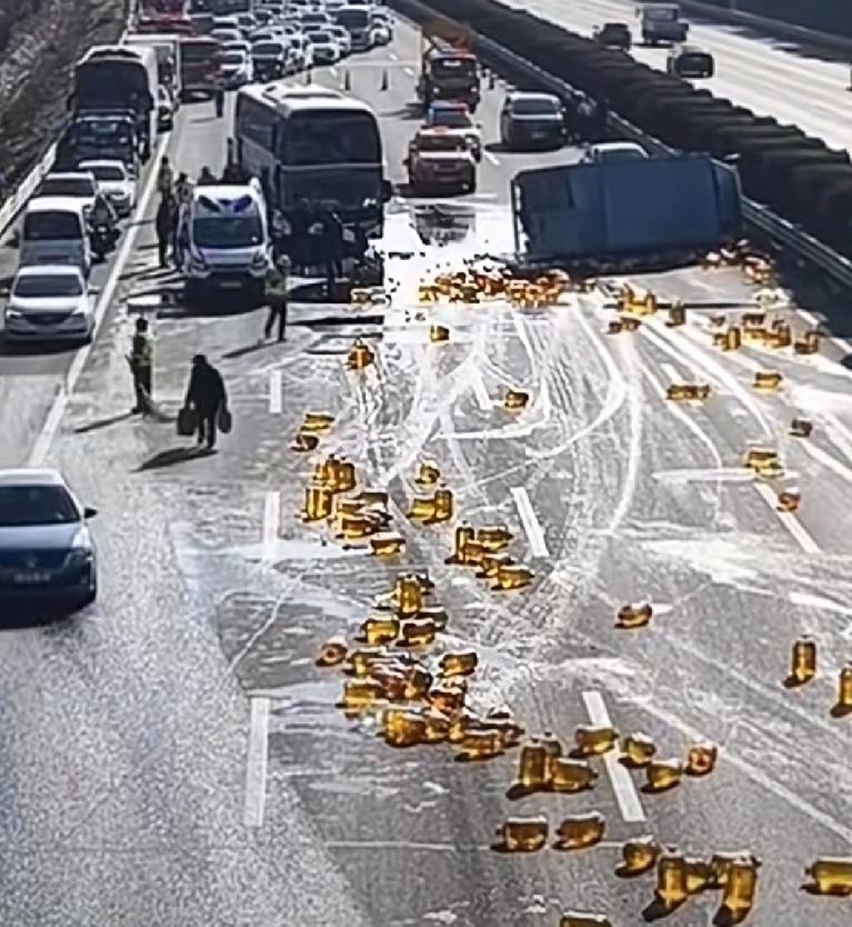 沪蓉高速常州段今日（2月9日）发生一起多车相撞事故，现场有人员受伤送医。网传视频