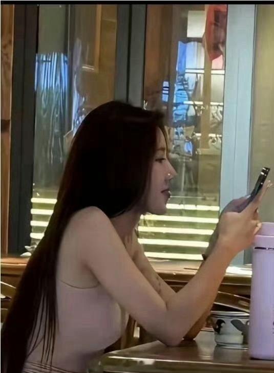 难怪那么多人买她直播间的东西，真人确实好看。